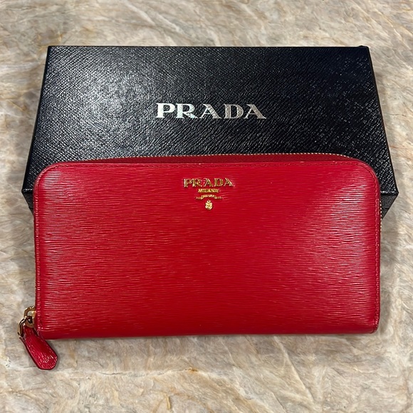 Red saffiano leather Prada wallet - Picture 1 of 7